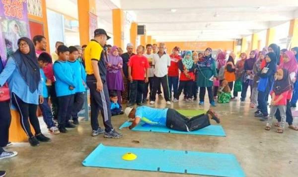 Sebahagian daripada ibu bapa menjalani latihan kesihatan anjuran SK Kedai Tanjung.