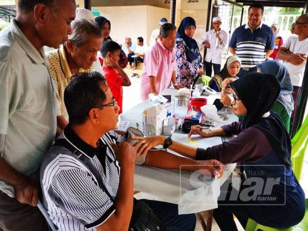 Orang ramai menjalankan pemeriksaan kesihatan sempena Program Doktor Bersama Masyarakat MPKK Jakar di sini hari ini.