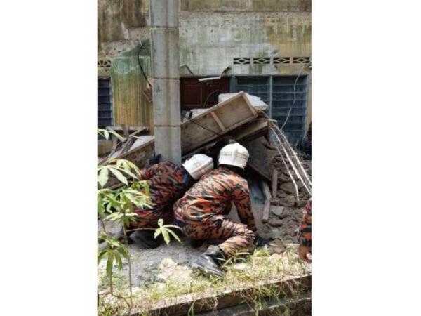 Anggota bomba membuat pemeriksaan sebelum mengeluarkan empat mangsa dipercayai maut dalam kejadian runtuhan tangga rumah dua tingkat masih dalam pembinaan di Kampung Matang Pagar tengah hari tadi.
