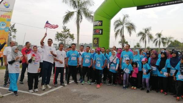 Rosol mengibarkan Jalur Gemilang sebagai simbolik pelepasan peserta Sihat Milikku Fun Run Kuala Berang 2019 di Waterfront Kuala Berang, Hulu Terengganu semalam.