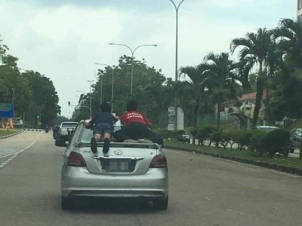 Gambar video tular menunjukkan dua kanak-kanak meniarap di belakang kereta dipercayai berlaku sekitar Pasir Gudang.