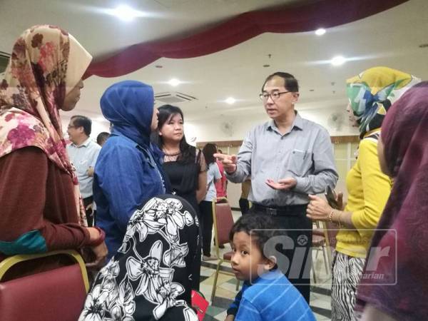 Dr Mah sempat berbual dengan sebahagian mangsa yang hadir pada pertemuan itu.