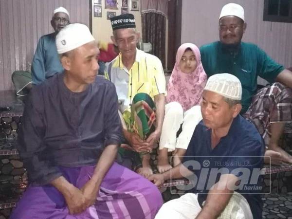 Wan Ibrahim (depan, kanan) diziarahi ADUN Semerak, Wan Hassan Wan Ibrahim (kiri) malam tadi.