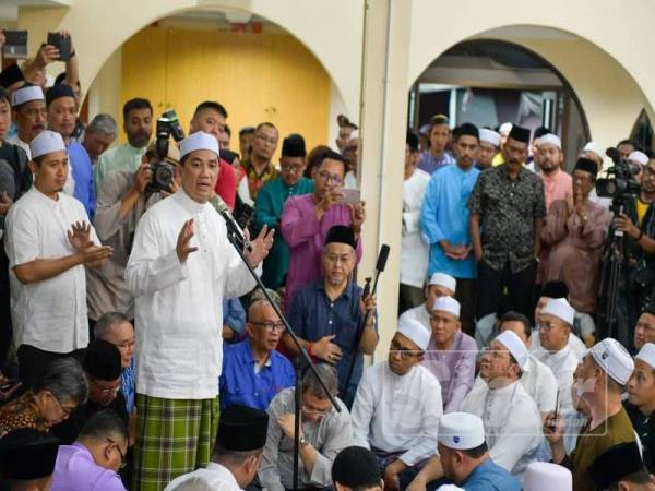 Azmin ditemui selepas menghadiri majlis doa selamat dan kesyukuran menolak politik fitnah terhadap beliau di kediaman Menteri Besar Selangor Amirudin Shari di sini, malam ini. - FOTO SHARIFUDIN ABDUL RAHIM. 