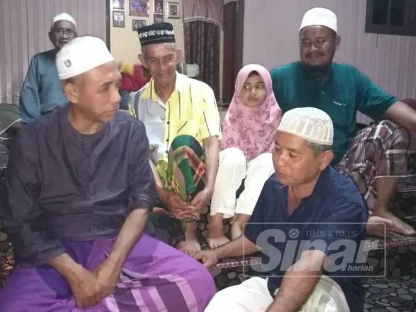 Ahli Dewan Undangan Negeri (ADUN) Semerak Wan Hassan Wan Ibrahim (kiri) ketika menziarahi Wan Ibrahim (depan, kanan) tadi.