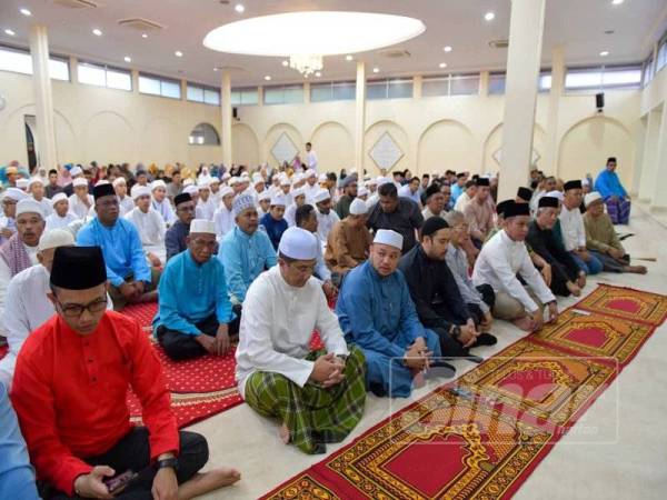 Azmin ditemui selepas Majlis Doa Selamat Kemenangan Menolak Fitnah Terhadap Mohamad Azmin yang diadakan di Kediaman Menteri Besar Selangor di Seksyen 7 di sini malam ini. FOTO SHARIFUDIN ABDUL RAHIM