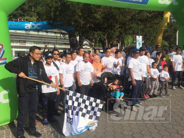 Mohd Sharkar (kiri) ketika melakukan pelepasan larian, 100 Tahun Bukit Fraser baru-baru ini.