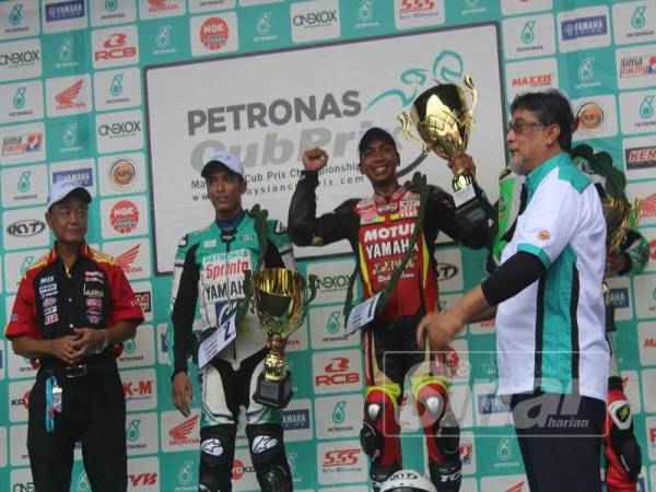 Md Azhar (tengah) muncul juara CP150 dalam Pusingan 4 Kejuaraan Cub Prix Malaysia di Pontian, semalam.