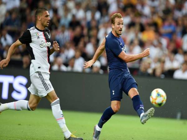 Kane melakukan rembatan dari tengah padang untuk menewaskan penjaga gol Juventus. Foto AFP