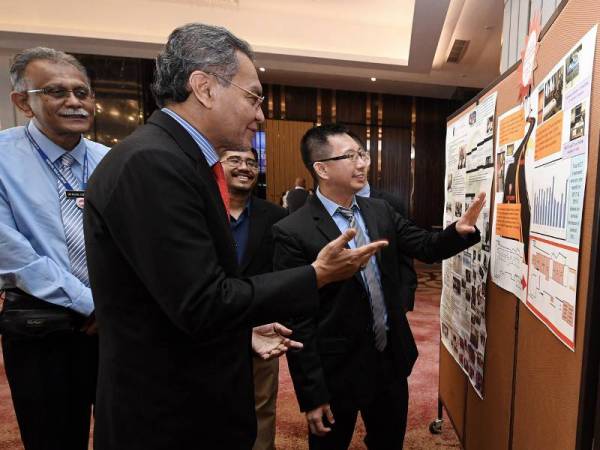  Menteri Kesihatan Datuk Seri Dr Dzulkefly Ahmad (dua, kiri) mendengar penerangan daripada Pengerusi Penganjur Neuropsychiatry Masterclass Dr Chee Kok yoon (kanan) selepas merasmikan 'Neuropsychiatry Masterclass 2019' hari ini.
Turut sama Pengarah Hospital Kuala Lumpur Dr Heric Corray (kiri).- Foto Bernama