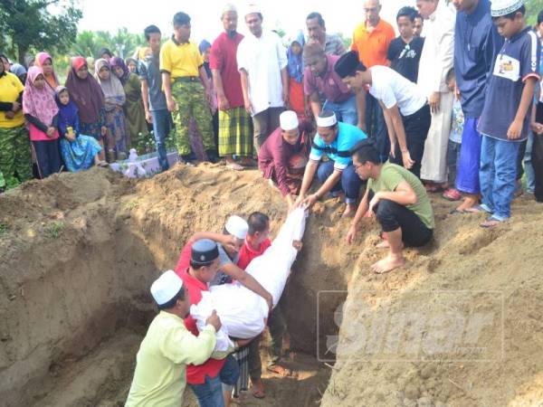 Jenazah tiga beranak selamat dikebumikan dalam satu liang lahad pagi tadi.
