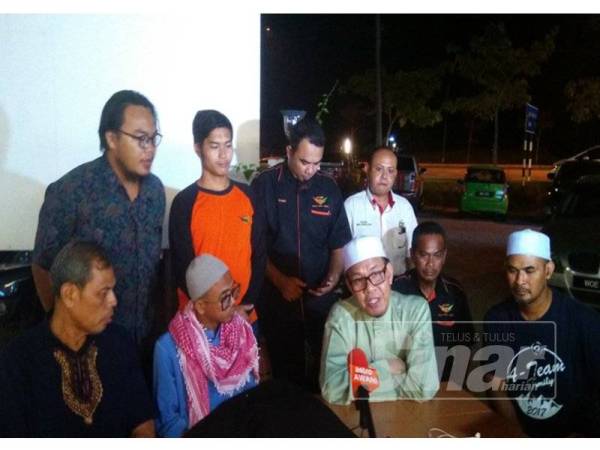 Mohd Sofi (dua dari kanan) dan pendakwah bebas, Wan Ji (tiga dari kanan) ketika sidang media selepas beberapa jam insiden kekecohan berlaku malam tadi.