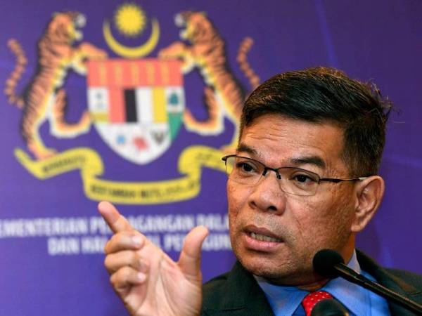 Menteri Perdangangan Dalam Negeri dan Hal Ehwal Pengguna (KPDNHEP) Datuk Saifuddin Nasution Ismail bercakap pada sidang media selepas mempengerusikan Mesyuarat Majlis Perundingan Penjaja dan Peniaga Kecil Kebangsaan di KPDNHEP hari ini. - Foto Bernama