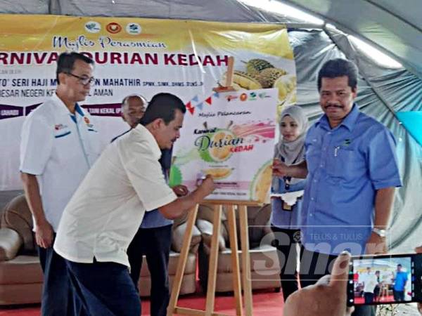 Azman (tengah) merasmikan Karnival Durian Kedah 2019 di Pasar Tani Kekal Kulim, semalam.