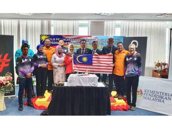 Sara Sofea ditemui ketika majlis pelancaran dan penyerahan Jalur Gemilang sempena misi ekspedisi menawan puncak Gunung Elbrus, Rusia di Putrajaya hari ini.