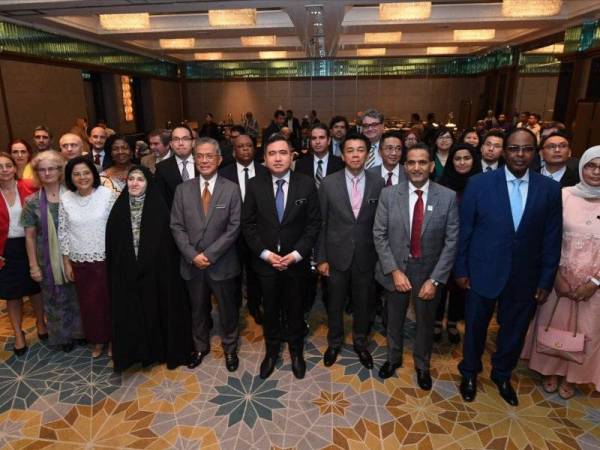 Menteri Pengangkutan Anthony Loke Siew Fook bergambar bersama tetamu yang hadir pada Majlis ‘High Tea’ bersama wakil-wakil Duta di Malaysia sempena pencalonan Malaysia bagi pilihan raya Pertubuhan Penerbangan Awam Antarabangsa (ICAO) bahagian III untuk jangka masa 2019-2022. - FOTO BERNAMA