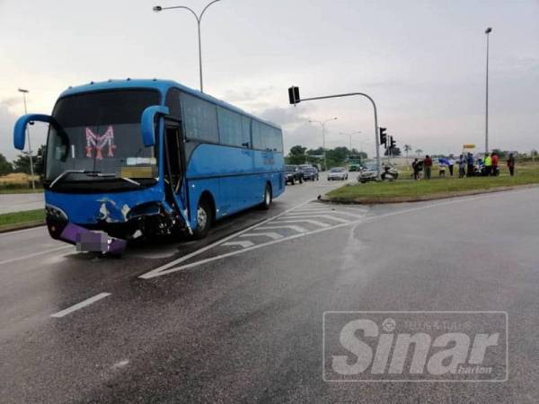 Bas yang dipercayai merempuh kereta dinaiki mangsa dalam kejadian itu.