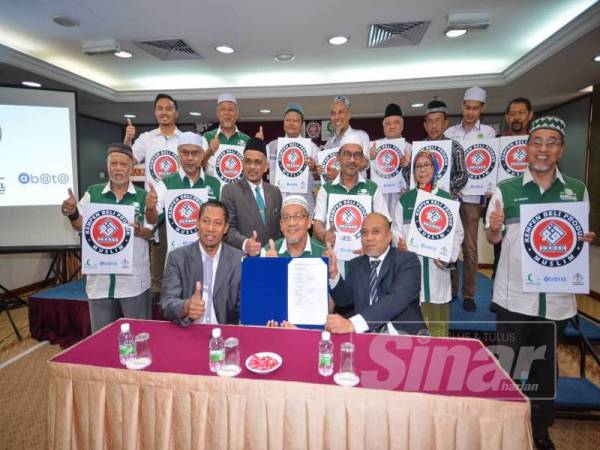 Anggota Lembaga Kohilal, Mustafa Salleh (tengah) bersama Timbalan Pengerusi UMMAH, Mohd Zai Mustafa (kiri), Ketua Pegawai Eksekutif Abata, Mohd Izzat Ismail dan ahli-ahli Kohilal bergambar selepas menandatangani Persefahaman usahasama antara Kohilal, Abata dan Ummah di Hotel Putra hari ini.-
FOTO SHARIFUDIN ABDUL RAHIM