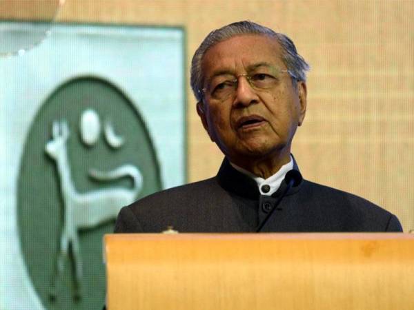 Tun Dr Mahathir Mohamad berucap melancarkan Strategi Kebangsaan Bagi Literasi Kewangan 2019-2023 di Sasana Kijang, Bank Negara hari ini. Kerajaan akan menyegerakan penggubalan Akta Pengguna Kredit bagi melindungi kepentingan pengguna, dan menggalakkan pasaran kredit yang sihat. - FOTO BERNAMA