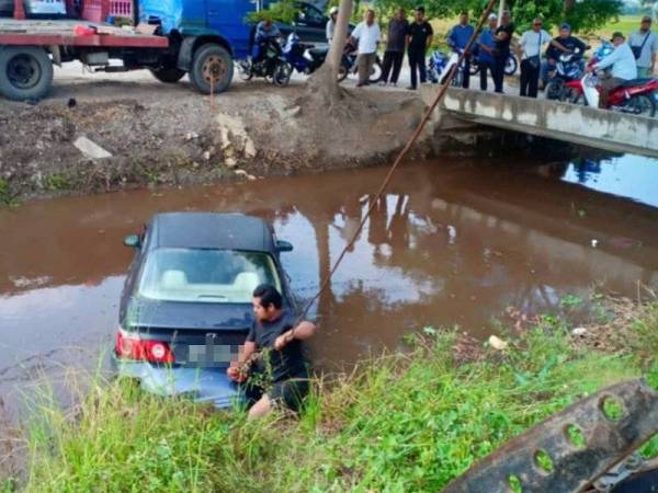 Kereta dipandu mangsa terjunam ke dalam parit di Jalan Pekan Selasa Lama, Sungai Haji Dorani, Sungai Besar hari ini.