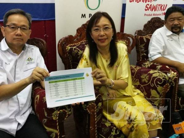 Teresa (tengah) menunjukkan data statistik penanam kelapa sawit yang memiliki Sijil MSPO di setiap negeri setakat 30 Jun lalu.