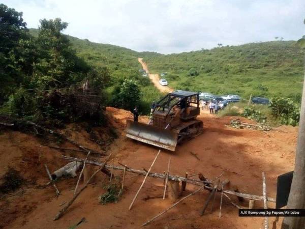 Kerja-kerja mengalihkan sekatan dilaksanakan syarikat pembalakan di Hutan Simpan Air Chepam, Hulu Perak setelah laporan polis dibuat ke atas tiga lelaki orang asli yang membuat sekatan itu.