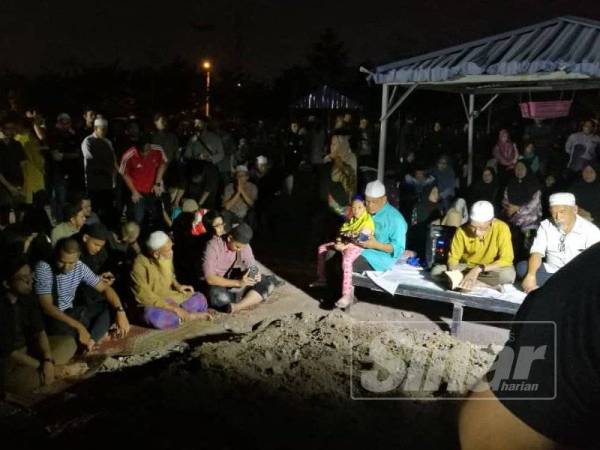 Susana pilu menyelubungi Tanah Perkuburan Islam Seksyen 21 di sini ketika talkin dibacakan.