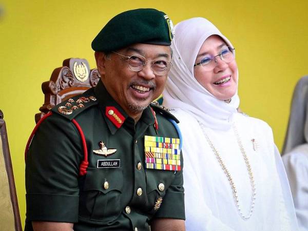 Wajah mesra Yang di-Pertuan Agong, Al-Sultan Abdullah Ri'ayatuddin Al-Mustafa Billah Shah dan Raja Permaisuri Agong Tunku Azizah Aminah Maimunah Iskandariah dirakam sewaktu berkenan mencemar duli berangkat ke Majlis Sambutan Hari Anggota Bomba Sedunia 2019 di Dataran Merdeka di sini baru-baru ini. - Foto Bernama 