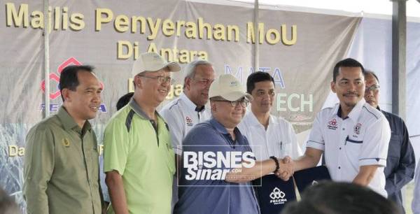 Mohamed Azmin melihat teknologi dron yang digunakan Felcra bagi proses pembajaan dan penuaian padi di Pusat Benih Padi Felcra Seberang Perak di Pasir Salak, Perak semalam.