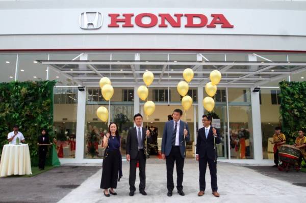 Dari kiri; Kym Looe, Toichi, Si Boon dan Sarly memotong reben sebagai tanda pembukaan Pusat 3S Honda di Bandar Baru Sri Klebang, Ipoh semalam.