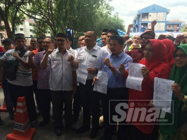 Kepimpinan sayap Pas, UMNO merakamkan gambar bersama selepas membuat laporan di Balai Polis Seksyen 6 hari ini terhadap individu yang menghina Nabi Muhammad SAW.