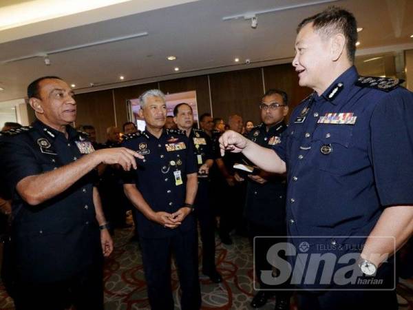 Abdul Hamid (kanan) beramah mesra dengan pegawai polis yang hadir Persidangan Agung Persatuan Pegawai Kanan Polis dan Pegawai Rendah Polis ke-90 di Hotel Ramada Plaza hari ini.