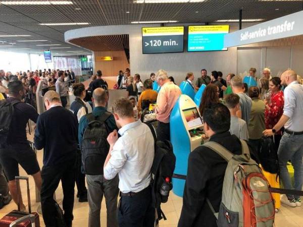 Penumpang terkandas di Lapangan Terbang Schiphol, Amsterdam gara-gara gangguan bekalan minyak yang menyebabkan pesawat tidak dapat berlepas. - Foto Reuters