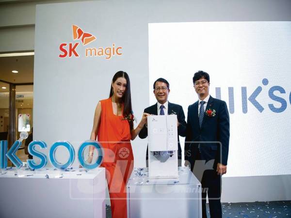 PARK (kanan) bersama Joo Ryoo (tengah) dan Amber menunjukkan model terbaharu, Jik.Soo Rich sempena pelancaran produk itu di One Utama baru-baru ini.