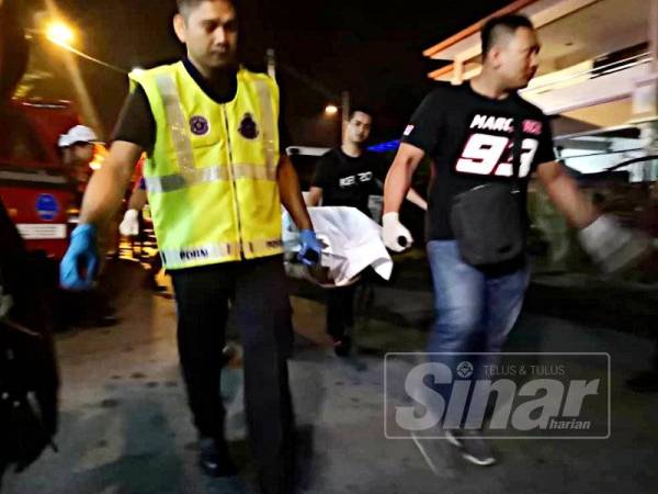 Polis membawa keluar mayat kedua-dua suami isteri dalam kejadian malam tadi.