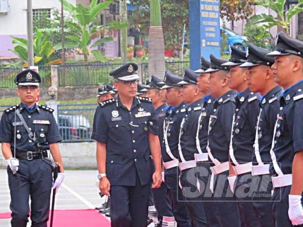 Mohamad ketika membuat pemeriksaan perbarisan pada Perhimpunan Bulanan Kontinjen Polis Negeri Sembilan di sini hari ini.