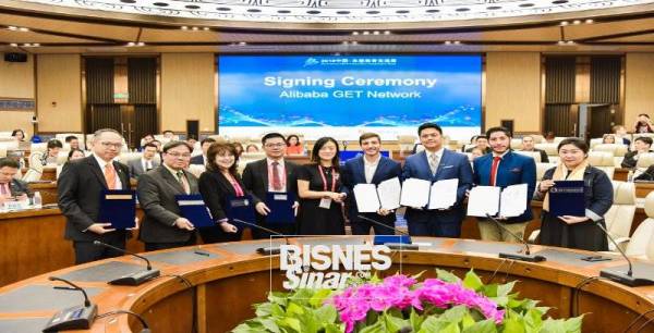 Naib Presiden Alibaba Group, Zhang Yu dengan ahli-ahli Rangkaian Bakat eCommerce Global Alibaba (GET) di Minggu Kerjasama Pendidikan Tahunan China-ASEAN ke-12 baru-baru ini.