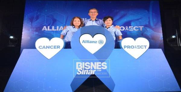 Dari kiri: Linda, Zakri dan Julia pada majlis pelancaran Perlindungan Kanser Allianz di Kuala Lumpur hari ini.