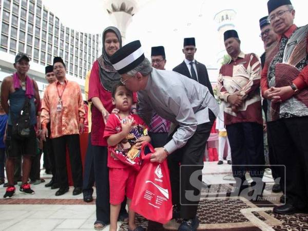 Yang di-Pertuan Agong, Al-Sultan Abdullah Ri’ayatuddin Al-Mustafa Billah Shah berkenan mencemar duli menyantuni gelandangan di Masjid Jamek Sultan Abdul Samad Kuala Lumpur di sini hari ini. - Foto ZAHID IZZANI