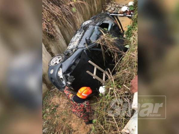 Keadaan kereta yang dipandu mangsa di dalam longkang terbabit.
