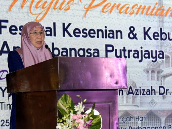  Timbalan Perdana Menteri Datuk Seri Dr Wan Azizah Wan Ismail berucap pada Majlis Perasmian Festival Kesenian & Kebudayaan Islam Antarabangsa Putrajaya (PIIACUF) di Auditorium Seri Cempaka Kompleks Perbadanan Putrajaya (PPJ) hari ini. - Foto BERNAMA