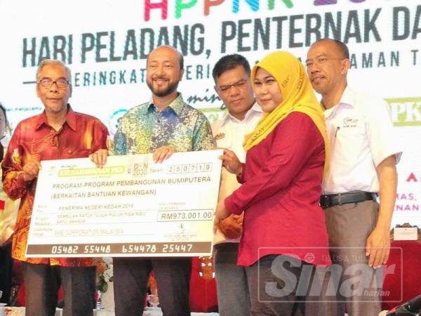 Mukhriz bersama Mohd Hatta dan Saifuddin ketika menyampaikan replika cek SME Corporation Malaysia kepada penerima program pembangunan Bumiputera (bantuan kewangan) kepada wakil Kedah.