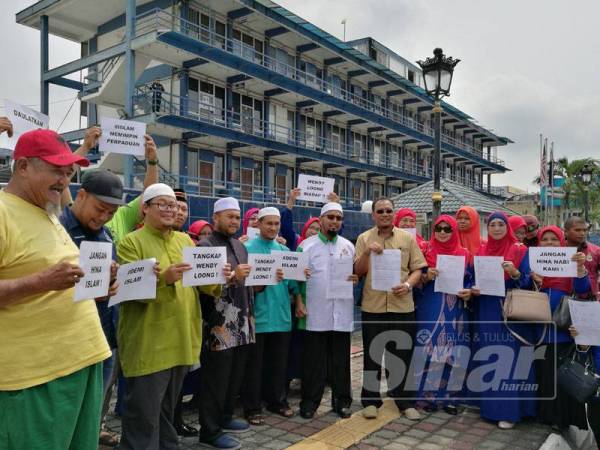 Andansura (empat dari kanan), Mohd Zakhwan (lima dari kanan) dan Wan Napiah (tiga dari kanan) bersama wakil dari Pas Pahang dan Wanita Umno Indera Mahkota yang hadir membuat laporan polis berhubung pemilik Facebook yang menghina Nabi Muhammad SAW.