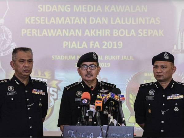 Ketua Polis Kuala Lumpur Datuk Seri Mazlan Lazim (tengah) pada sidang media mengenai Kawalan Keselamatan dan Lalu Lintas bagi Perlawanan Akhir Piala FA 2019 di Ibu Pejabat Polis Kontinjen Kuala Lumpur hari ini. Foto: Bernama