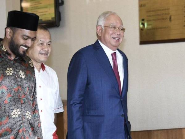 Bekas Perdana Menteri Datuk Seri Najib Tun Razak keluar dari Mahkamah Tinggi hari ini selepas prosiding perbicaraan membabitkan dana SRC International disambung Isnin depan. Foto: Bernama