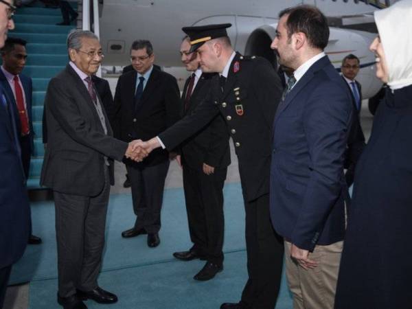 Perdana Menteri Tun Dr Mahathir Mohamad tiba di Lapangan Terbang Antarabangsa Esenboga bagi lawatan rasmi beliau ke Turki bermula hari ini. Foto: Bernama