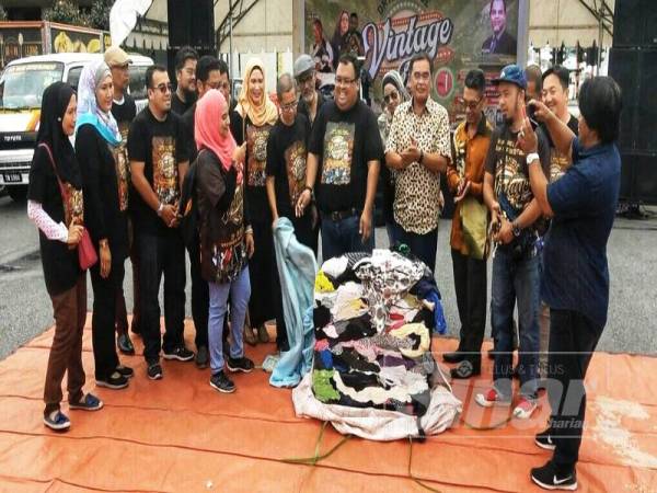 Ahmad Izani ketika majlis perasmian pembukaan festival jualan Draw Bridge Vintage Volume 1 di pekarangan Pasarnita, di sini.