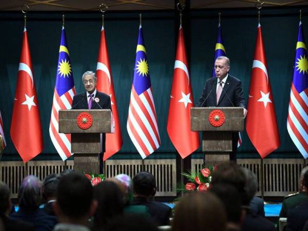 Perdana Menteri Tun Dr Mahathir Mohamad bersama Presiden Turki, Recep Tayyip Erdogan pada sidang media sempena Lawatan Rasmi beliau ke Turki di Kompleks Presiden. - Foto Bernama