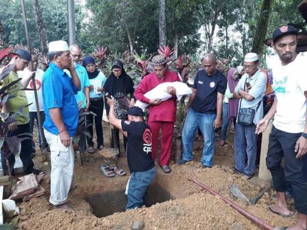 Mangsa dikebumikan di Tanah Perkuburan Islam Jalan kebun petang semalam. - Foto ihsan pembaca