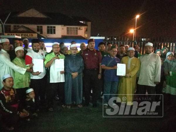 Masyarakat setempat hadir bersama Pemuda Pas dan Pemuda UMNO Bahagian Hulu Selangor yang membuat laporan di Balai Polis Bukit Sentosa malam tadi.